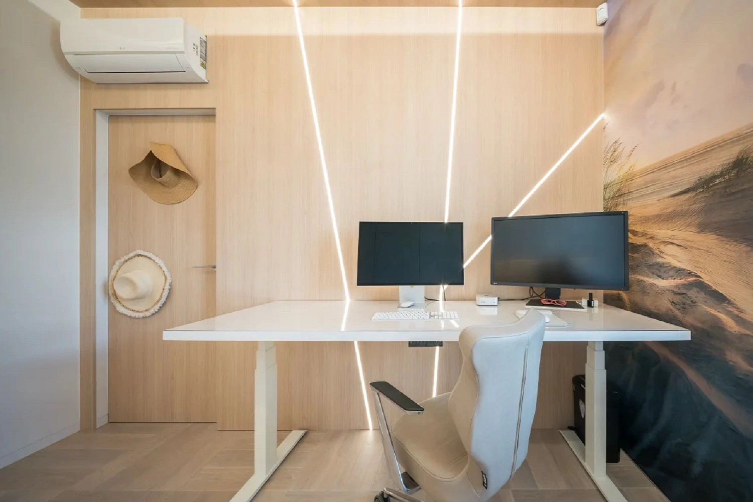 Minimalistyczne domowe biuro z dominacją drewna i bieli